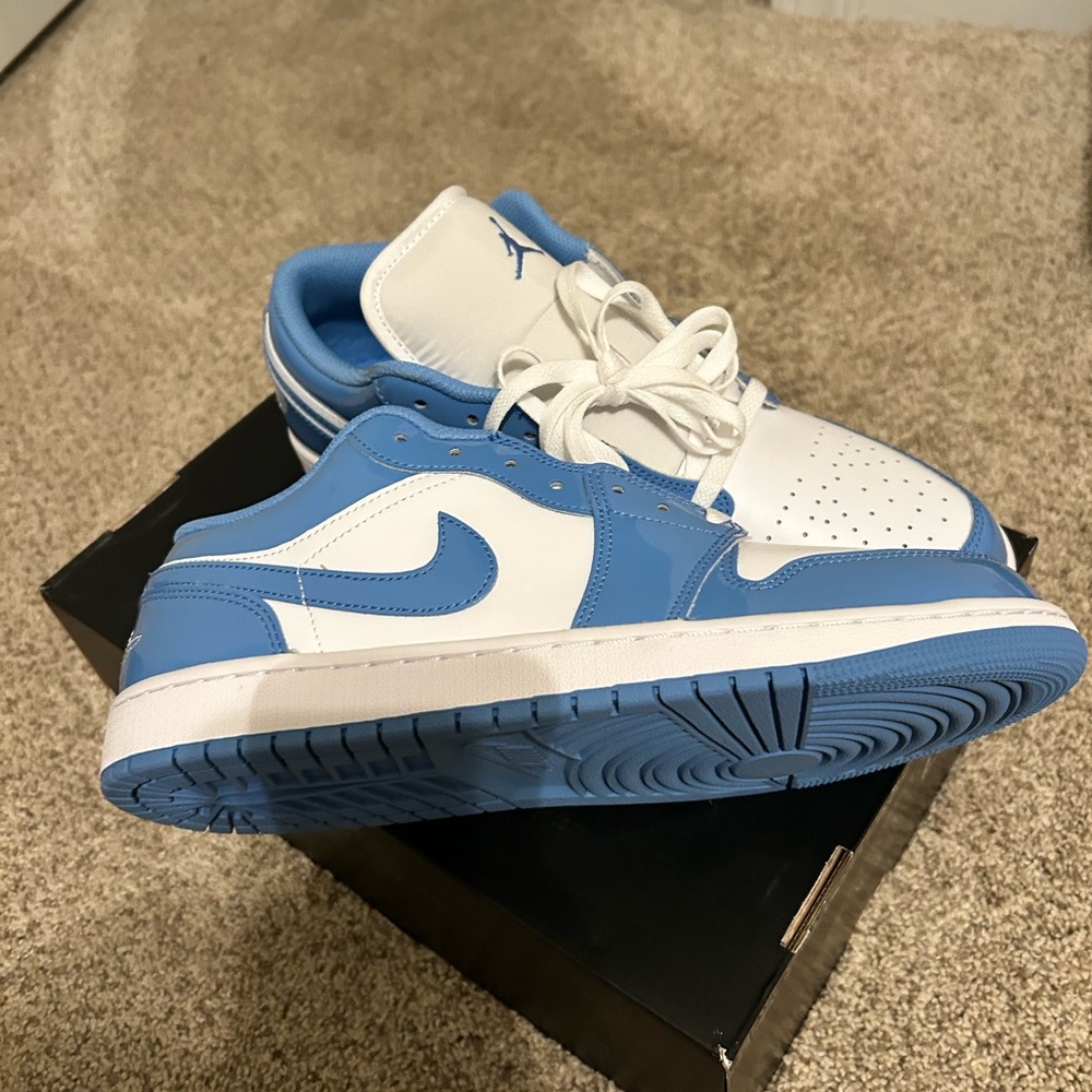 Air Jordan 1low se white/ legend blue size 11 men